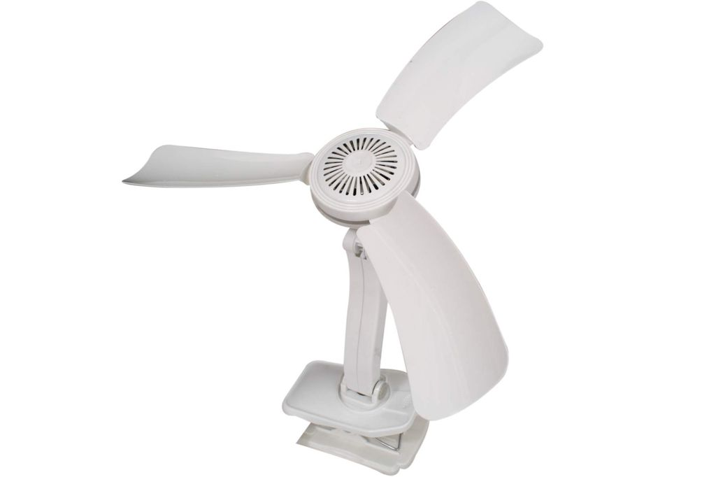 Ein weißer Klemmventilator mit drei Flügeln, auf einem weißen Hintergrund.