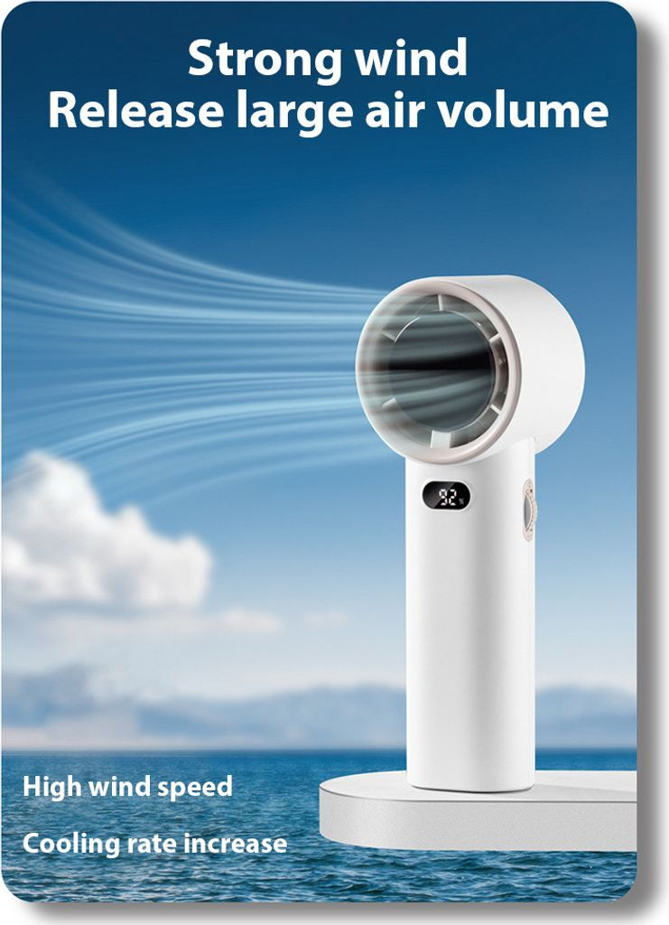 Weißer tragbarer Ventilator auf einem Ständer, der blaue Luftströme vor einem Himmel und Meer ausstößt.