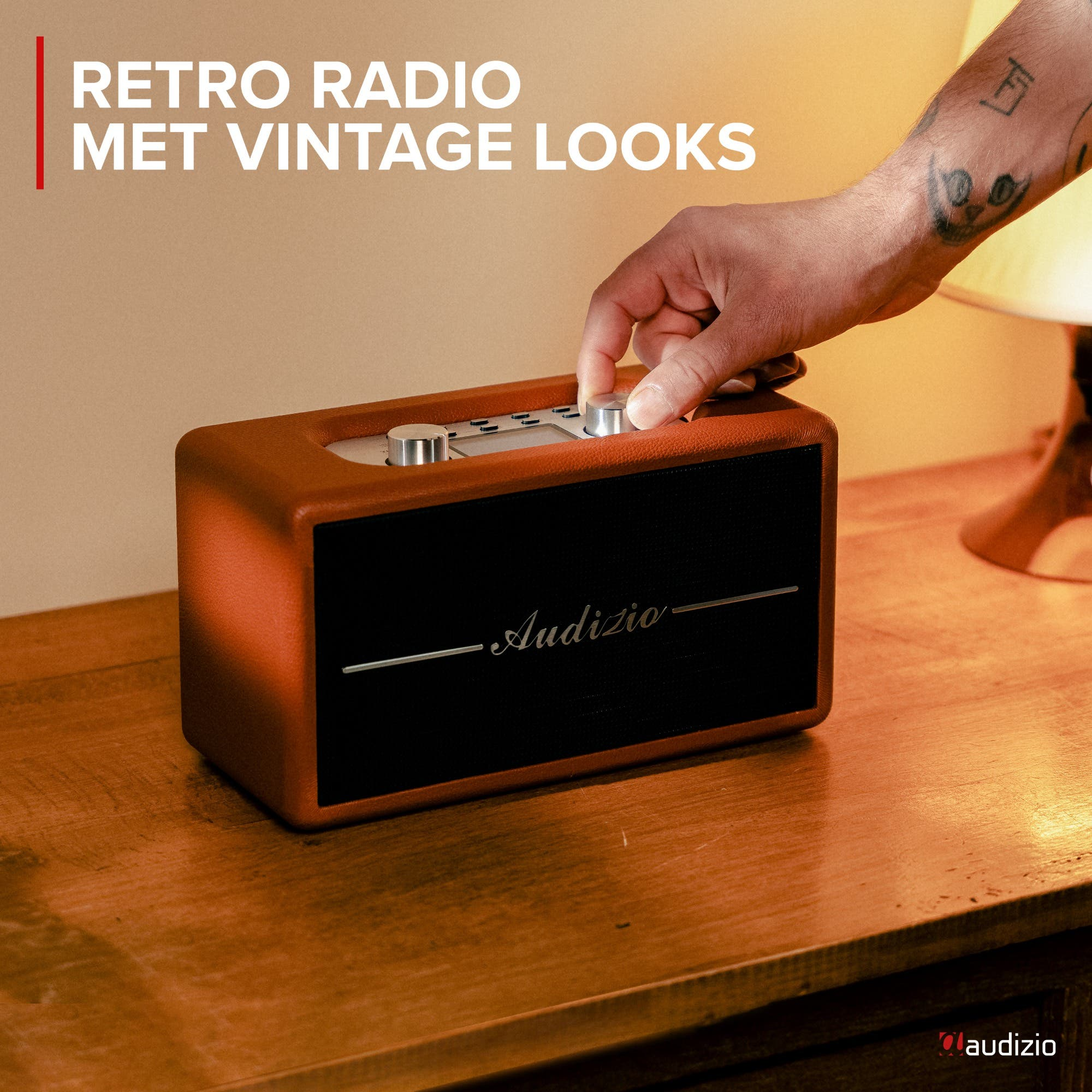 Un estéreo retro marrón con altavoces negros se sienta sobre una mesa de madera.