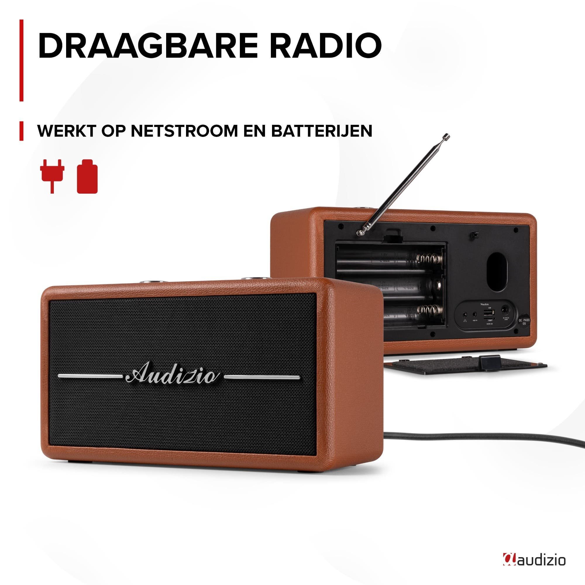 Radio retro marrón con rejilla de altavoz negra y antena. Compartimento de pilas abierto.