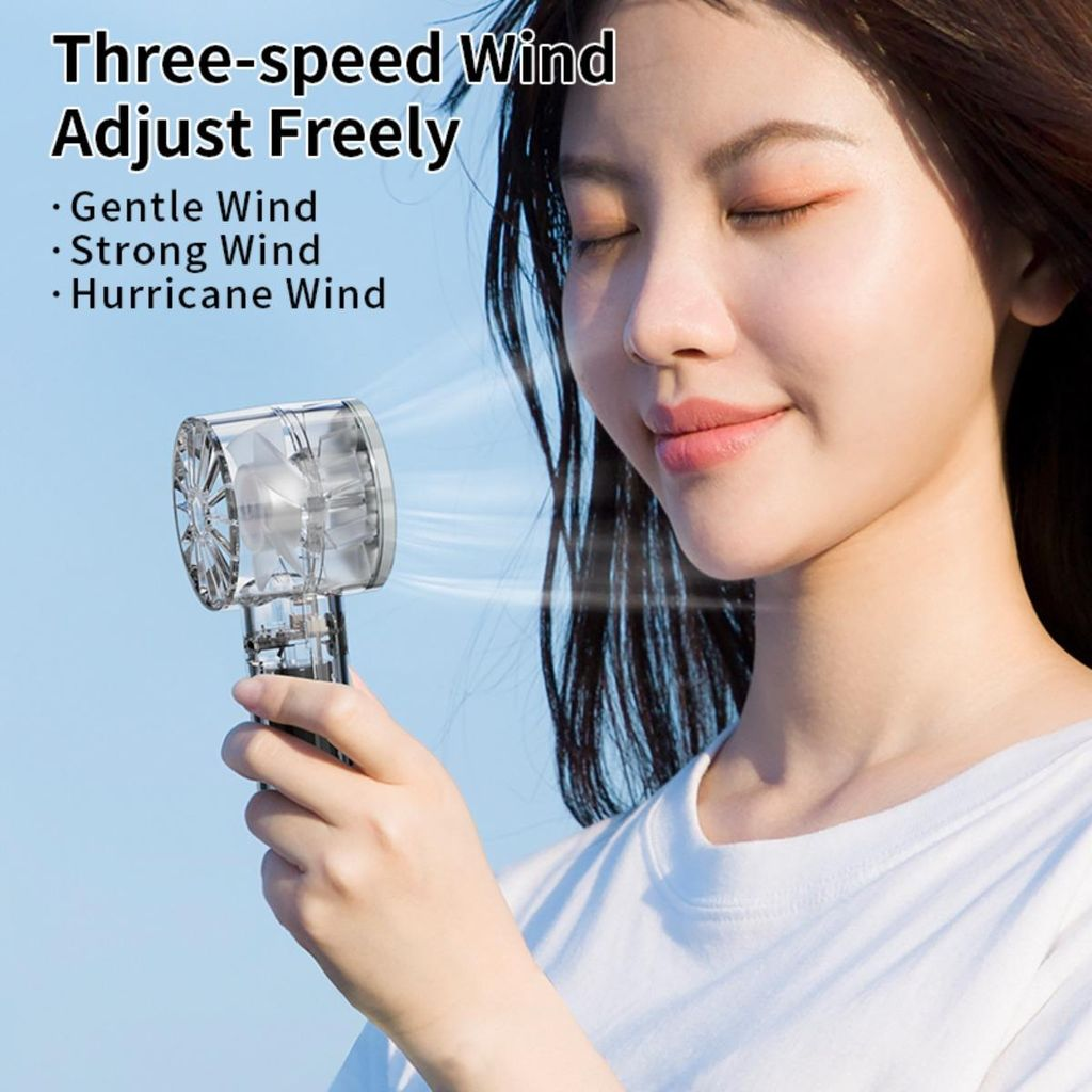 Frau hält einen kleinen transparenten Ventilator, der Wind erzeugt.