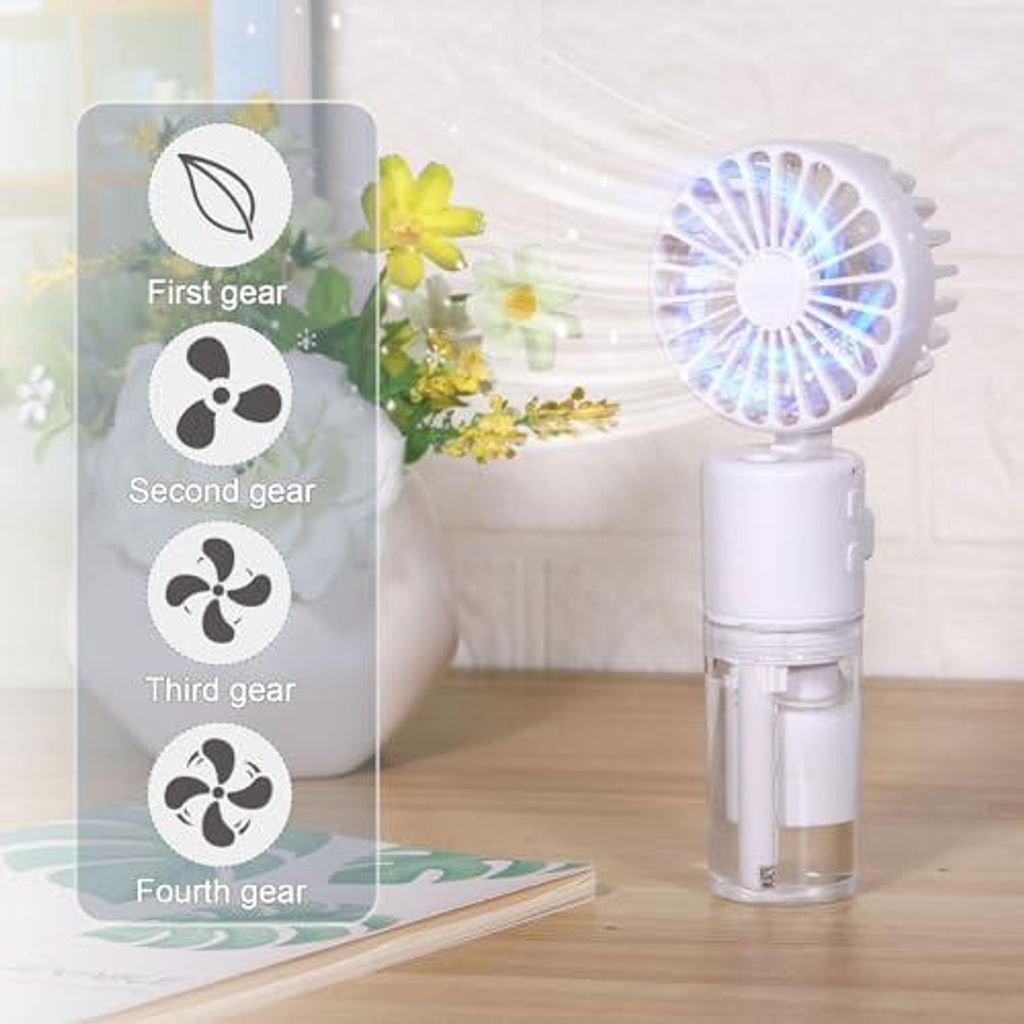 Ein weißer Handventilator mit Lichtern, daneben eine Vase mit Blumen.