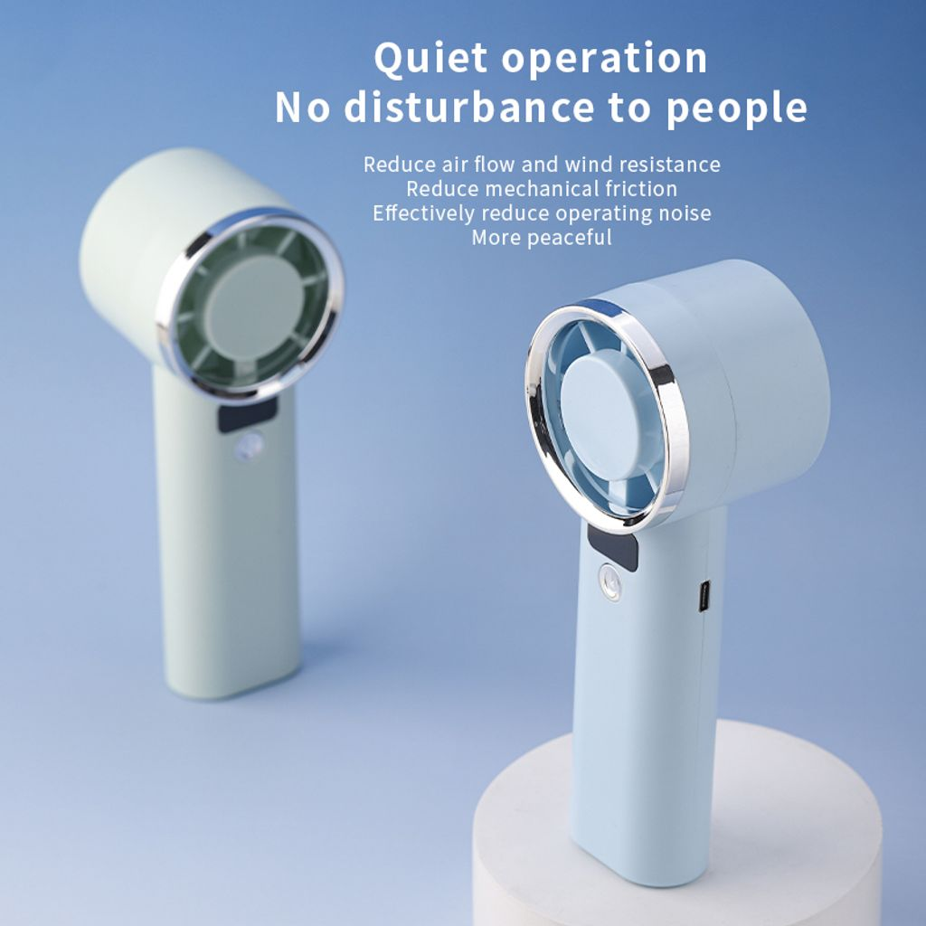 Zwei leuchtende, tragbare Ventilatoren auf blauen Hintergrund. Einer steht vorne, der andere hinten.