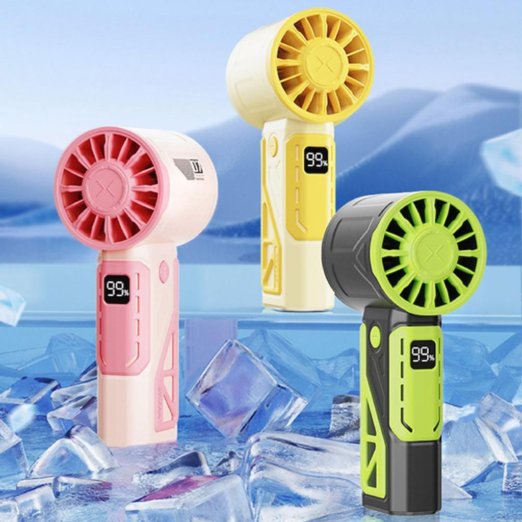Drei Handventilatoren in Rosa, Gelb und Grün stehen auf Eiswürfeln.