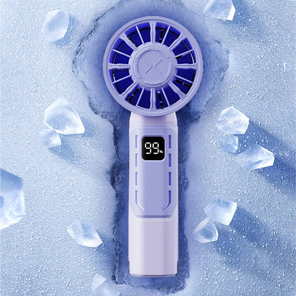 Ein violetter Handventilator mit digitaler Anzeige auf eisigem Hintergrund.