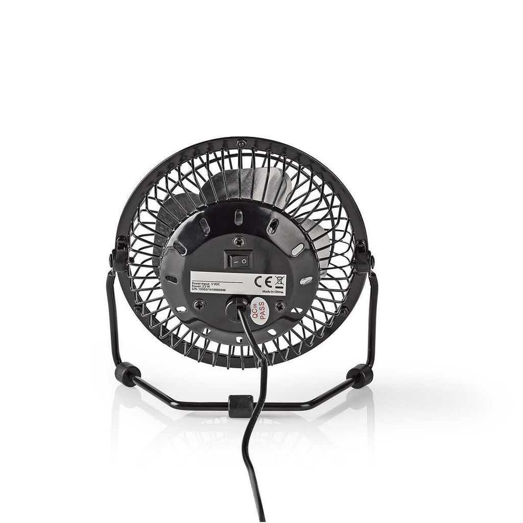 Rückseite eines schwarzen USB-Ventilators mit Metallgitter und CE-Zeichen.