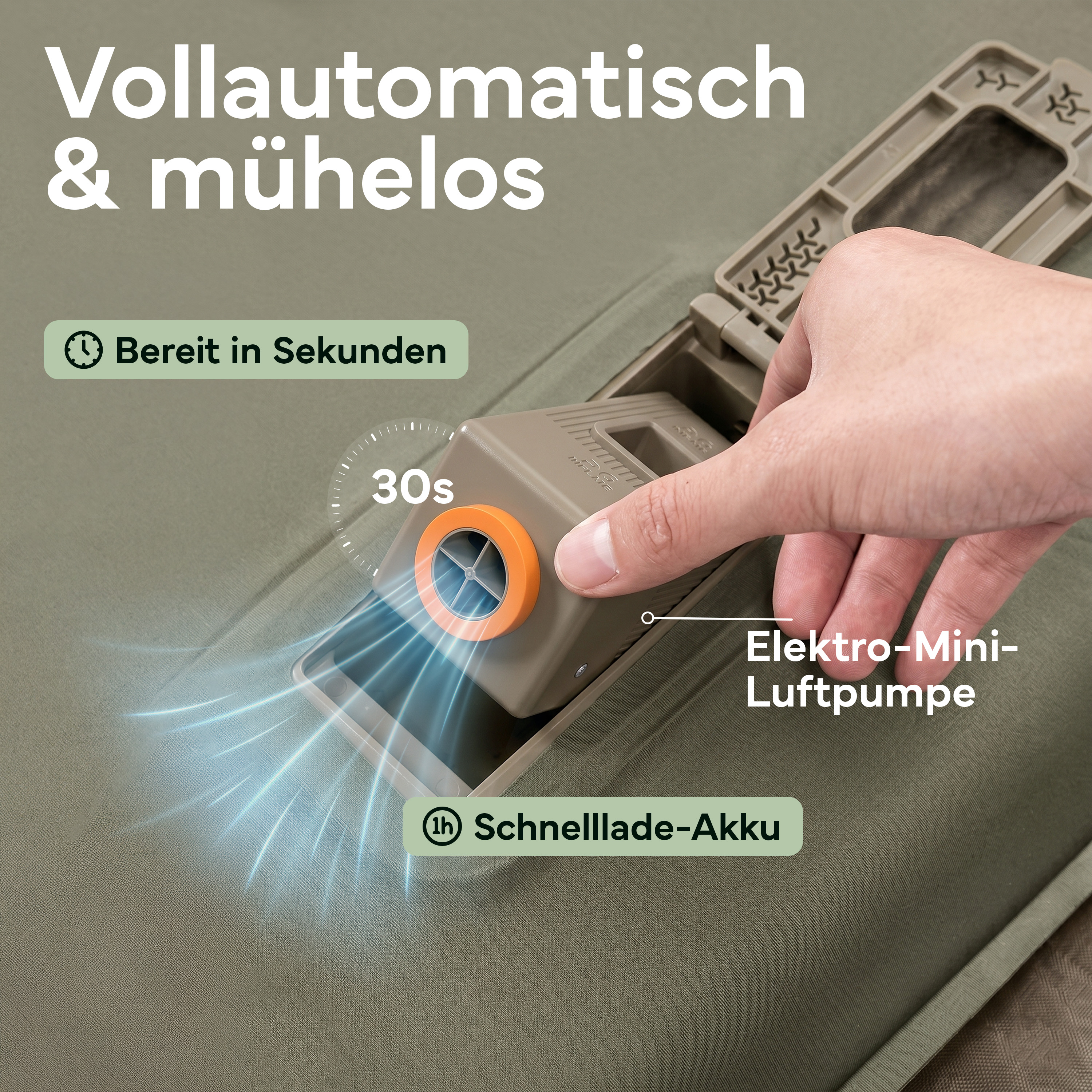 Eine Hand hält eine beige Elektro-Minipumpe auf einem Kissen. Blaue Luft strömt heraus.