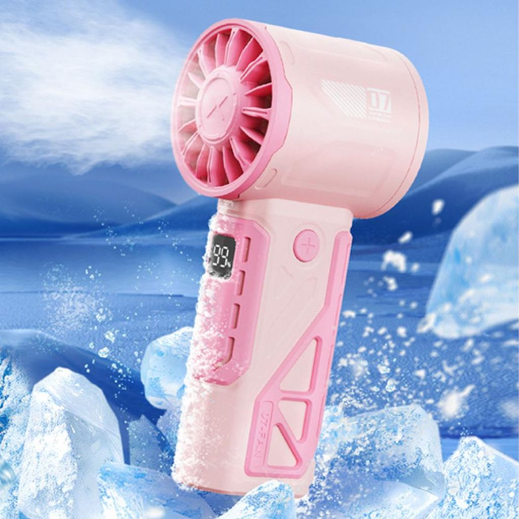 Ein rosa Handventilator mit Eis und Wasserspritzern.
