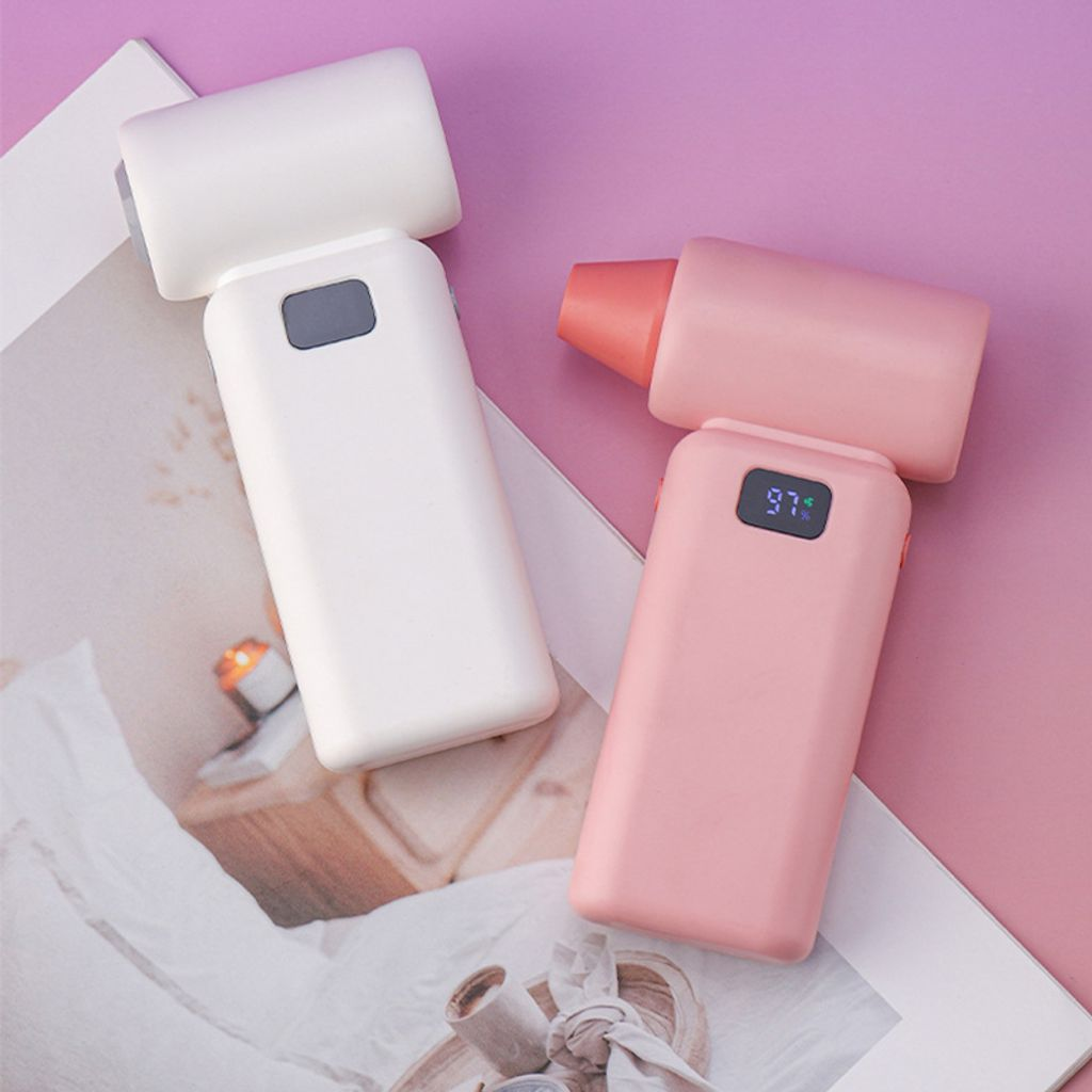 Zwei Handheld-Elektronikgeräte, eins weiß, eins rosa, mit Digitalanzeigen.