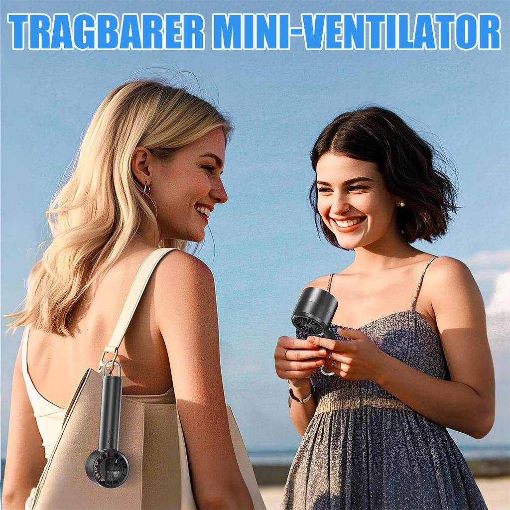 Zwei lächelnde Frauen im Freien mit einem tragbaren Mini-Ventilator. Eine hält einen Lüfter, am Beutel der anderen ist einer befestigt.