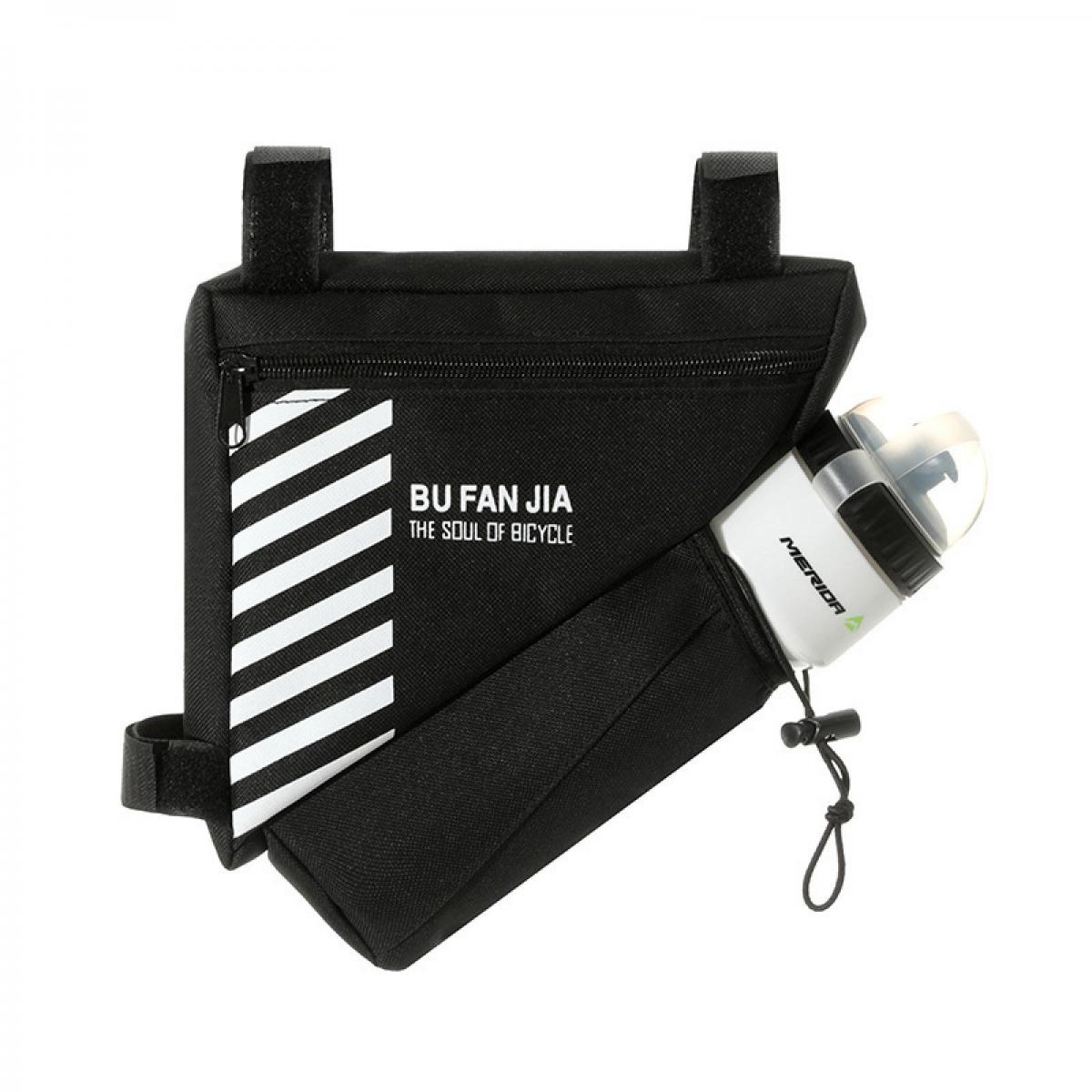 Schwarze Fahrradtasche mit weißem Streifenmuster und einer weißen Trinkflasche.