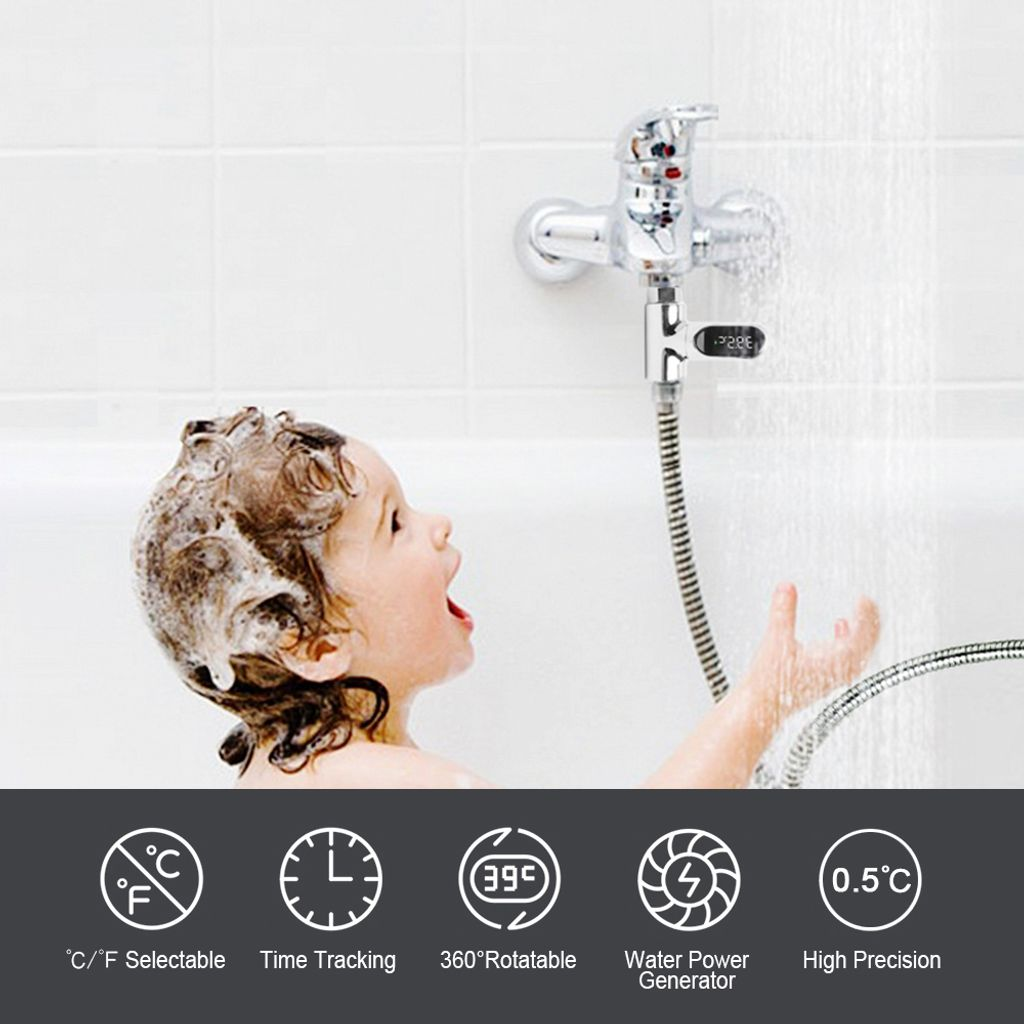 Ein Kind mit Schaum im Haar sitzt in der Badewanne. Ein Wasserhahn mit Digitalanzeige.