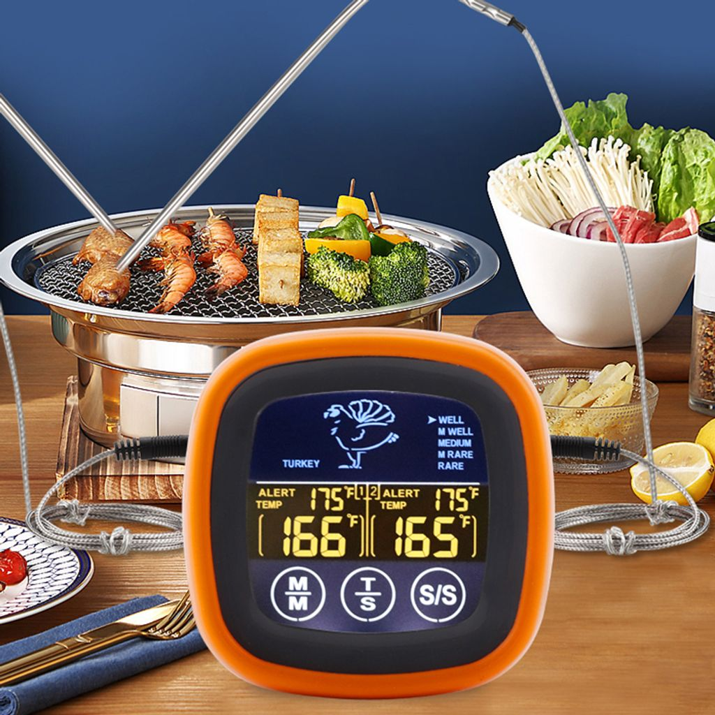 Ein digitaler Fleischthermometer zeigt 166F und 165F auf einem Grill mit Essen an.
