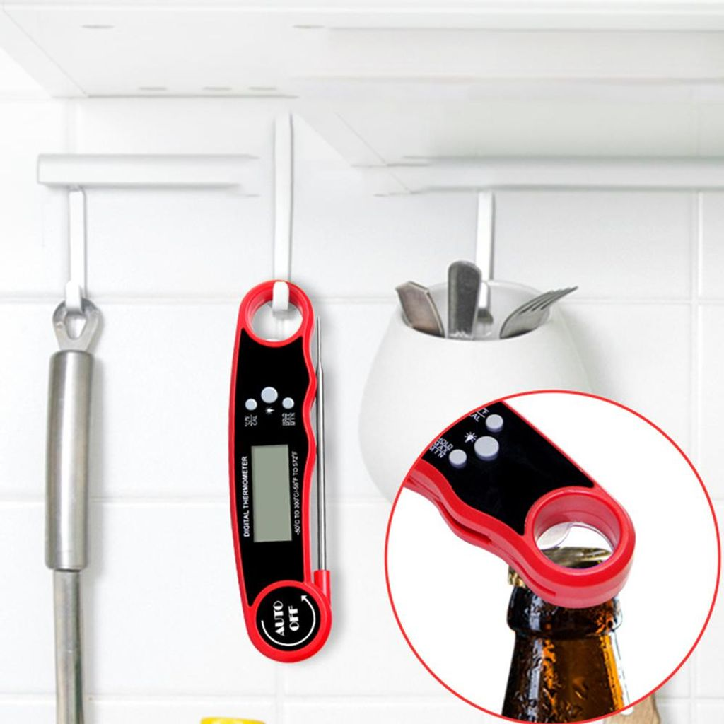 Ein rotes Digitalthermometer hängt an einem Haken neben Küchenutensilien.