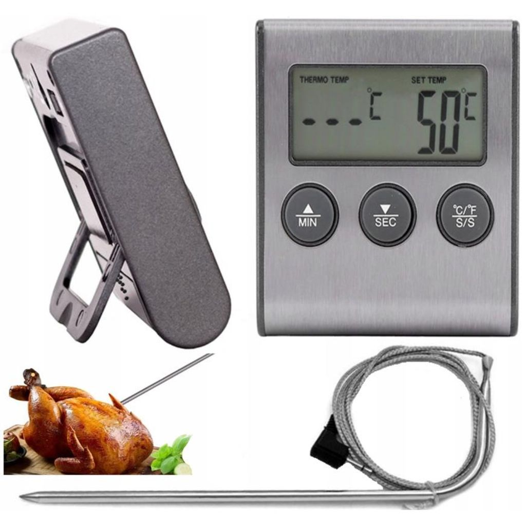 Digitales Thermometer mit Sonde, zeigt 50C. Ein Brathähnchen auf einem Brett.