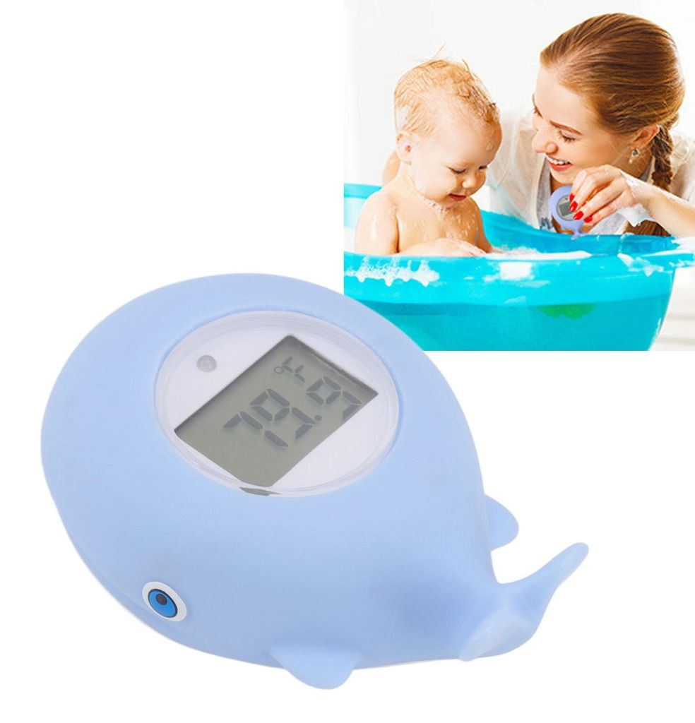 Blauer Wal-Thermometer mit digitaler Anzeige neben einem Baby in einer blauen Wanne.