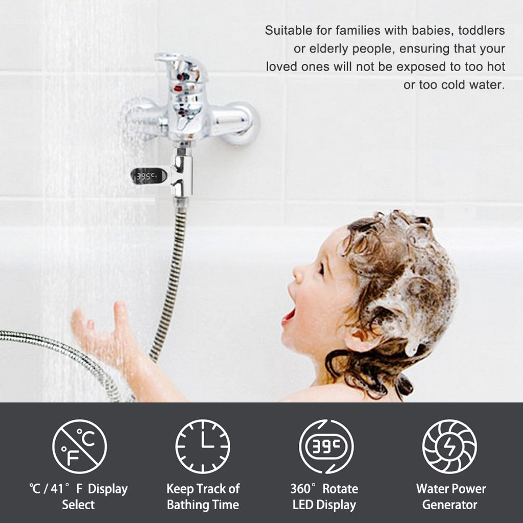 Ein Kind mit Schaum im Haar in der Badewanne, neben einer Duscharmatur mit digitaler Anzeige.