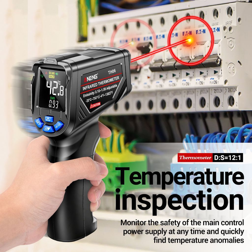 Ein Mann hält ein Infrarotthermometer vor einer elektrischen Schaltanlage. Ein roter Laserpunkt zielt auf einen Schalter.