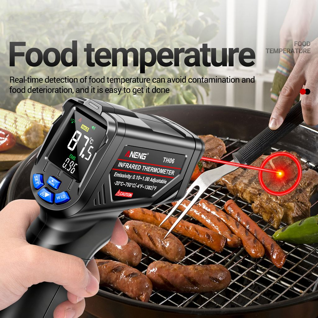 Ein Mann misst mit einem Infrarotthermometer die Temperatur von Würstchen auf einem Grill.