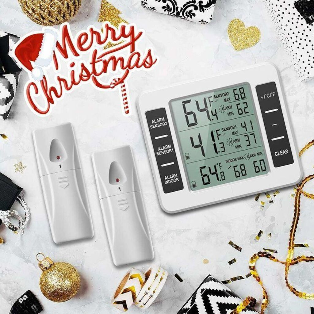 Digitale Wetterstation mit zwei Sensoren und Weihnachtsdekoration.