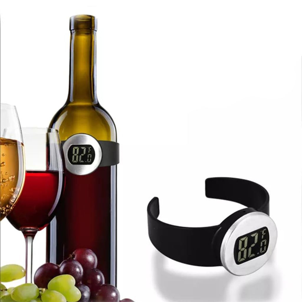 Weinthermometer an einer Weinflasche neben Gläsern und Trauben.