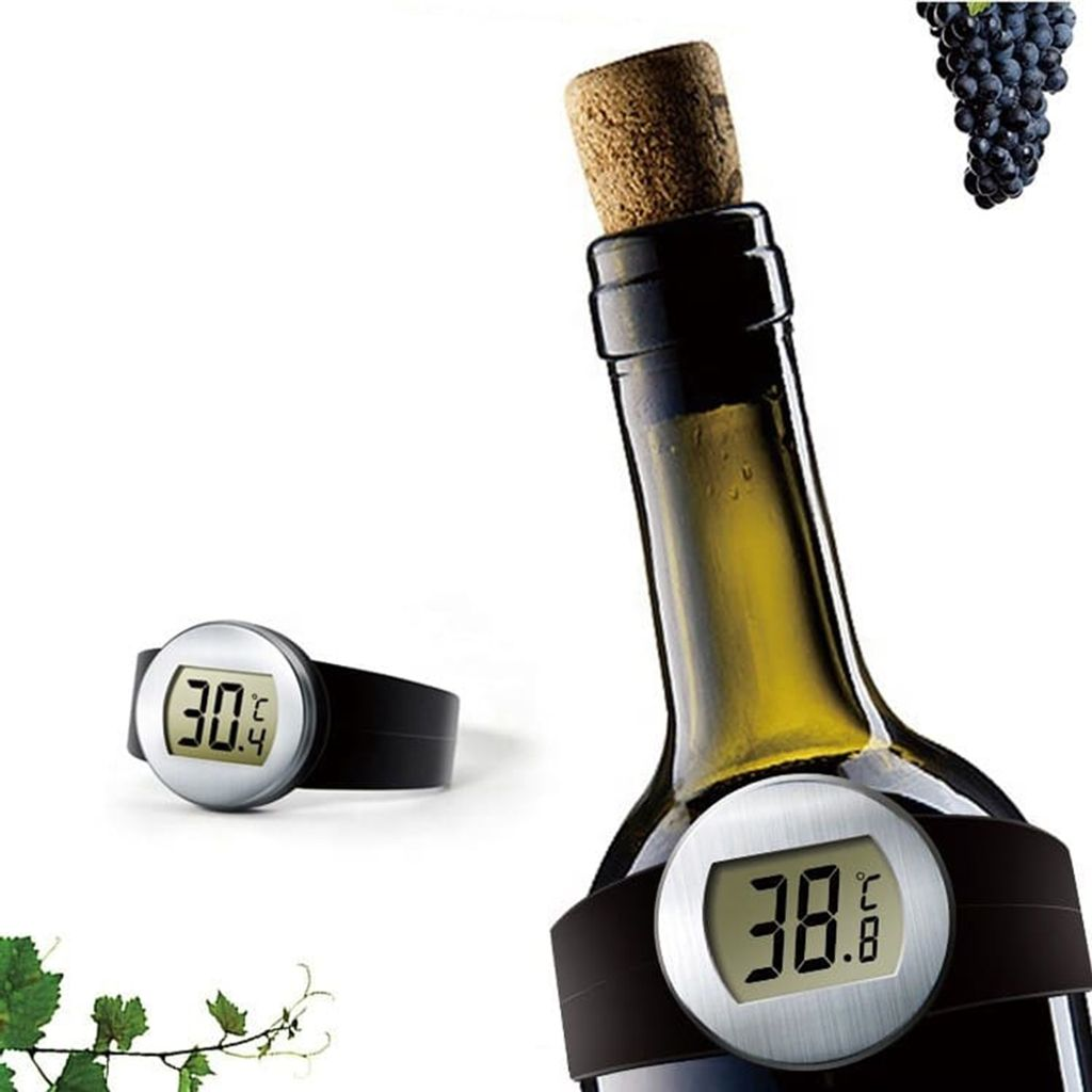 Ein Weinthermometer am Flaschenhals. Eine Traube hängt oben.
