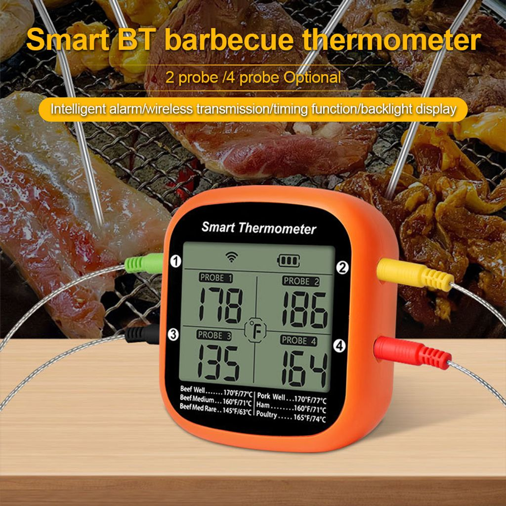 Ein orangefarbenes Grillthermometer mit vier Sonden misst die Temperatur von Fleisch auf einem Grill.