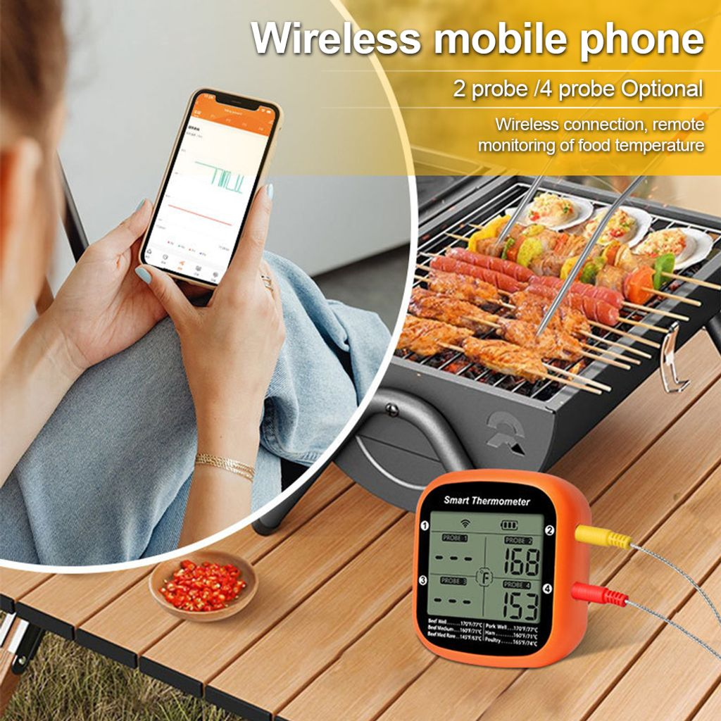 Eine Person benutzt ein Handy, um ein Smart-Thermometer zu überwachen, das an einem Grill mit Essen angeschlossen ist.