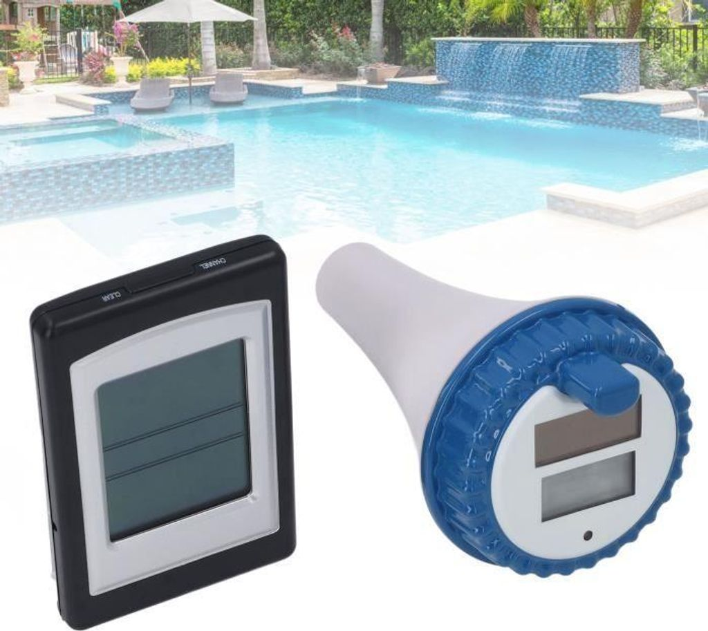 Ein digitaler Thermometer-Empfänger und ein Pool-Thermometer vor einem verschwommenen Pool.