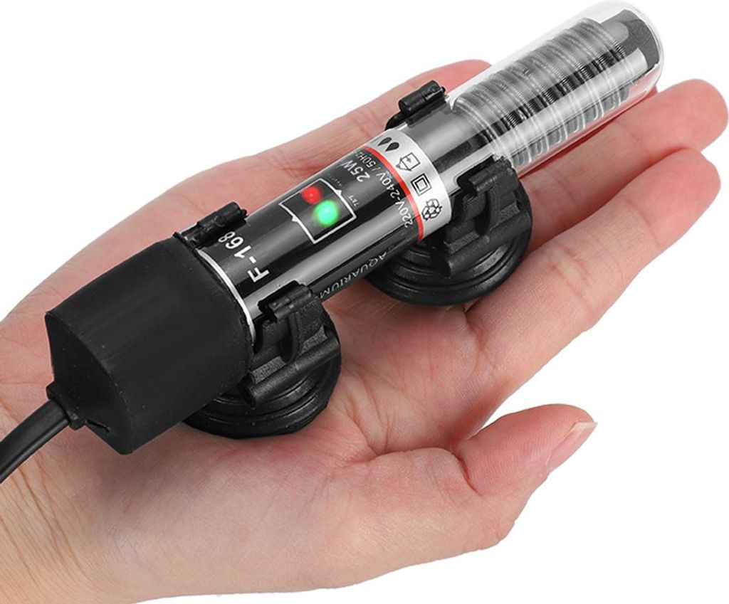 Ein schwarzer Aquariumheizer mit 25W liegt in der Hand. Grüne und rote Lichter sind sichtbar.