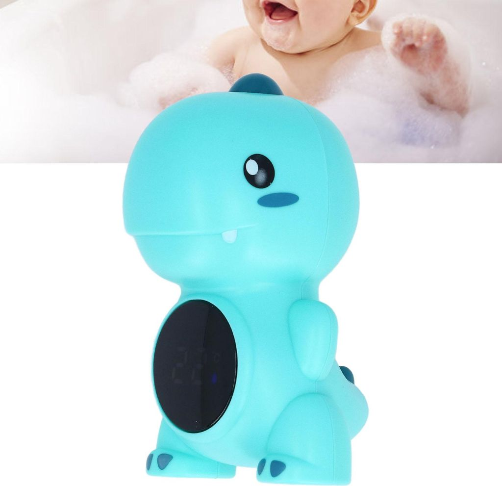 Ein blauer Dinosaurier-Thermometer mit einem Baby im Hintergrund in der Badewanne.