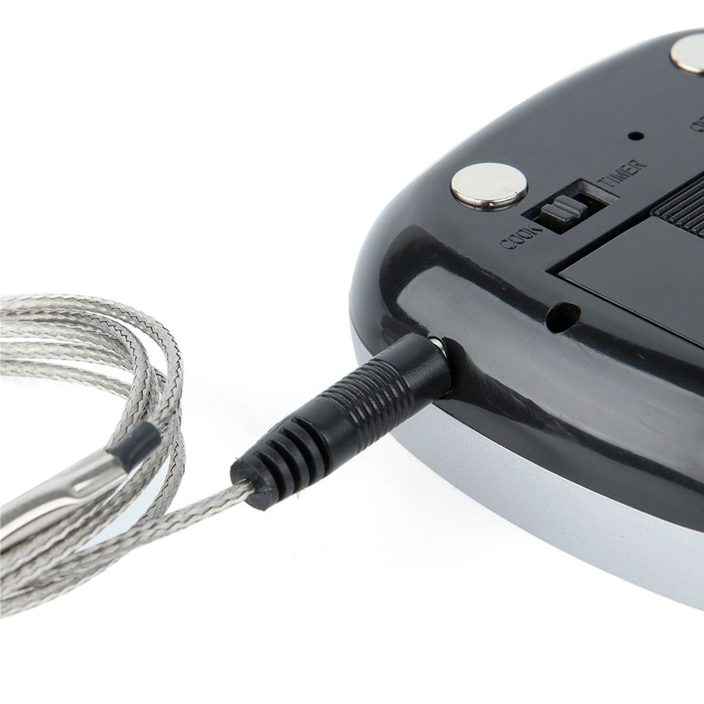 Ein Thermometerkabel ist in ein schwarzes Gerät eingesteckt.