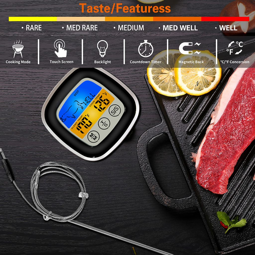 Digitales Fleischthermometer mit Sonde auf einem Grill neben Steak und Zitronenscheiben.