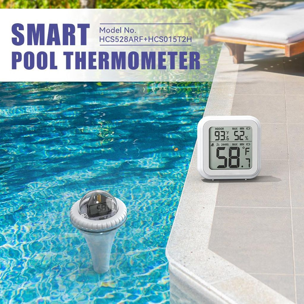 Ein weißer Poolthermometer schwimmt im blauen Wasser neben einem digitalen Display.