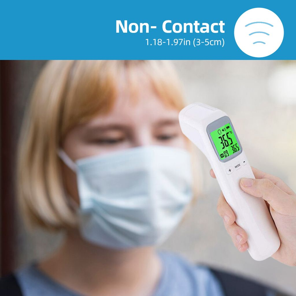 Eine Person mit Maske wird mit einem digitalen Thermometer gemessen.