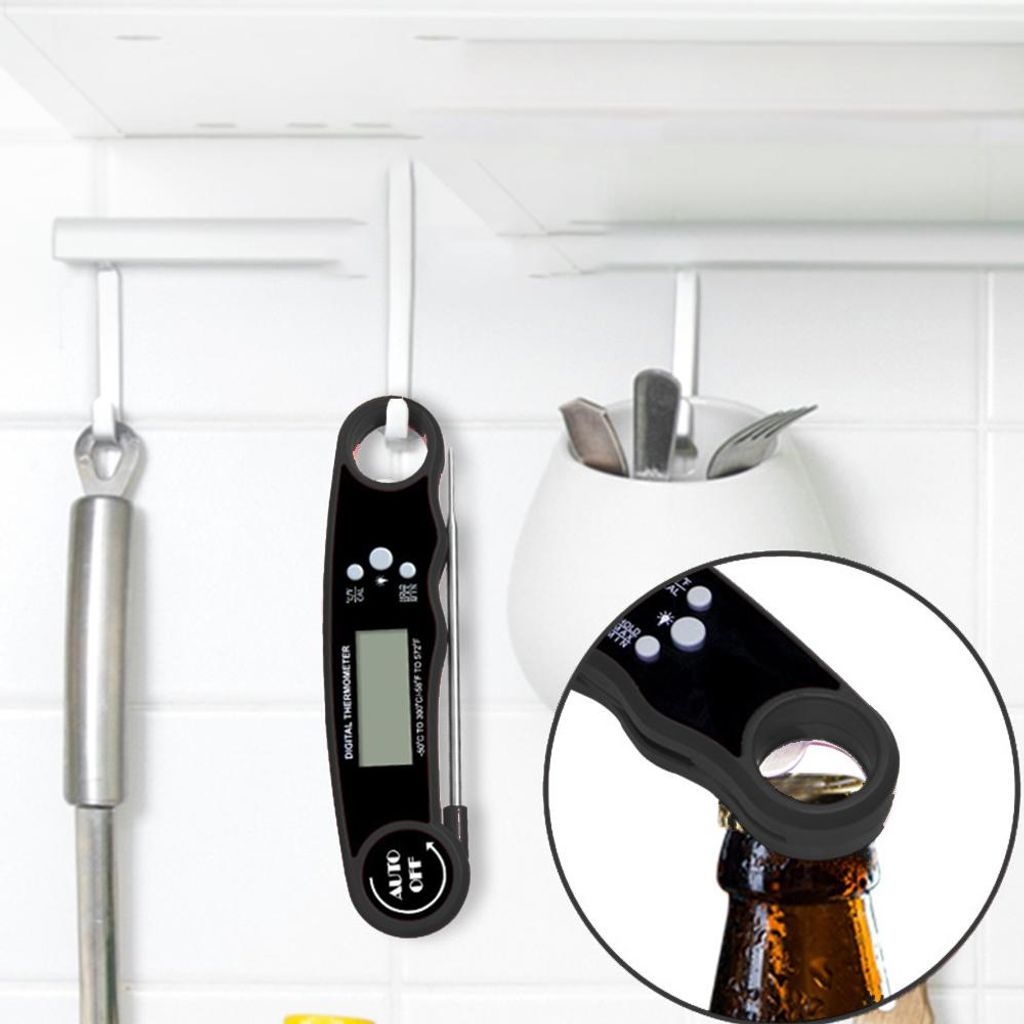 Digitales Thermometer öffnet Flasche neben Küchenutensilien.