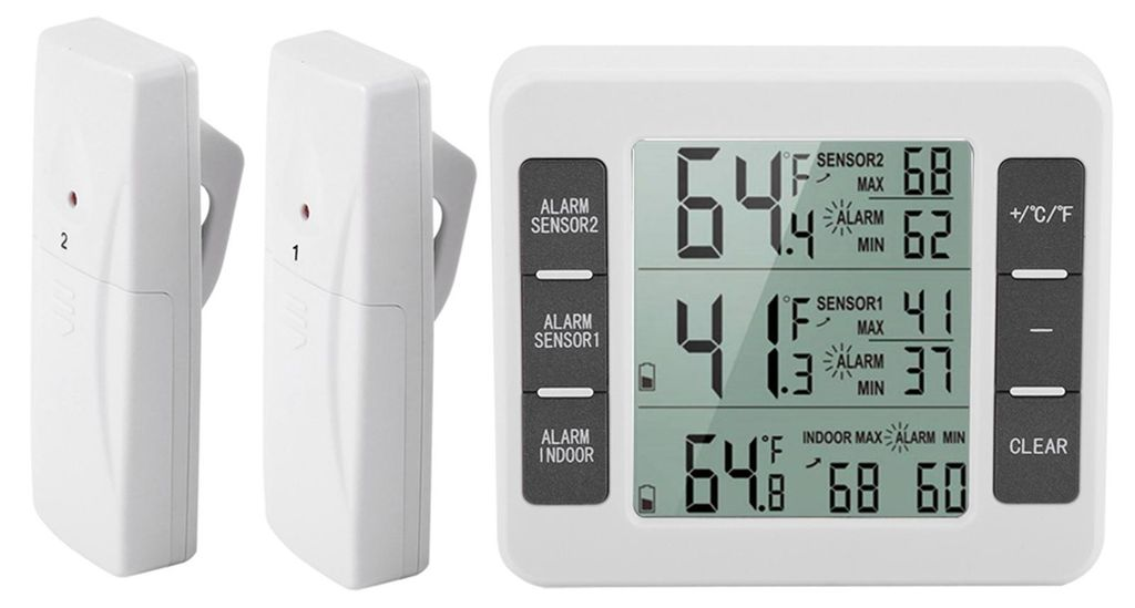 Ein weißes Thermometer mit zwei Sensoren und einem digitalen Display zeigt Temperaturen an.