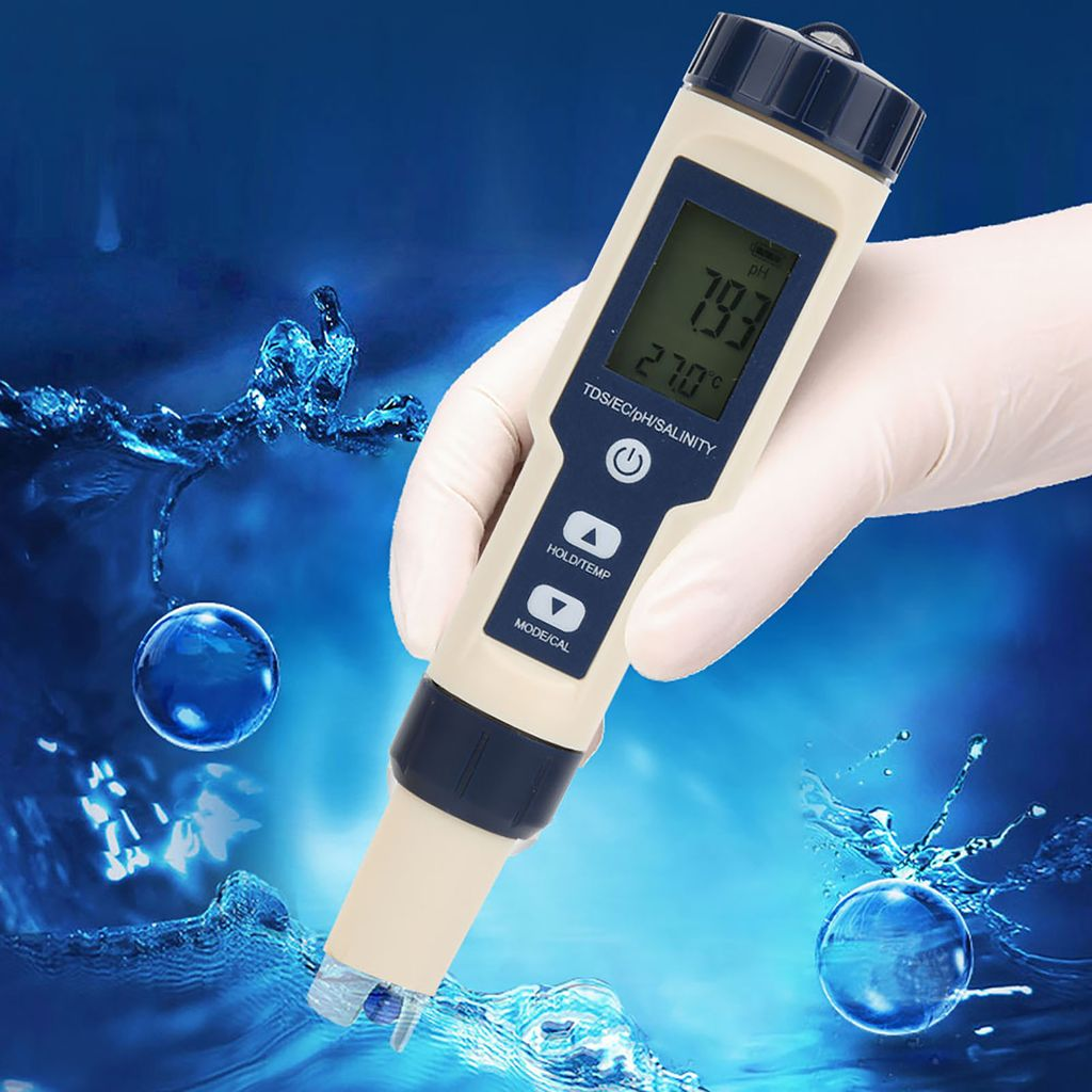 Hand in Handschuh hält digitales Messgerät mit pH 7,93, 27,0°C Anzeige über blauem Wasser.