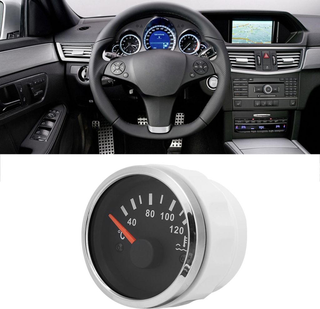 Innenraum eines Autos mit Lenkrad und darunter ein Temperaturmesser.