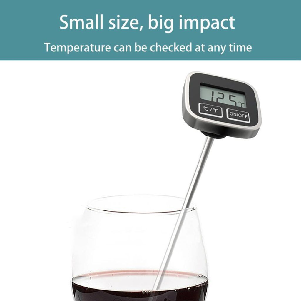 Ein digitales Thermometer misst die Temperatur eines Glases Rotwein.