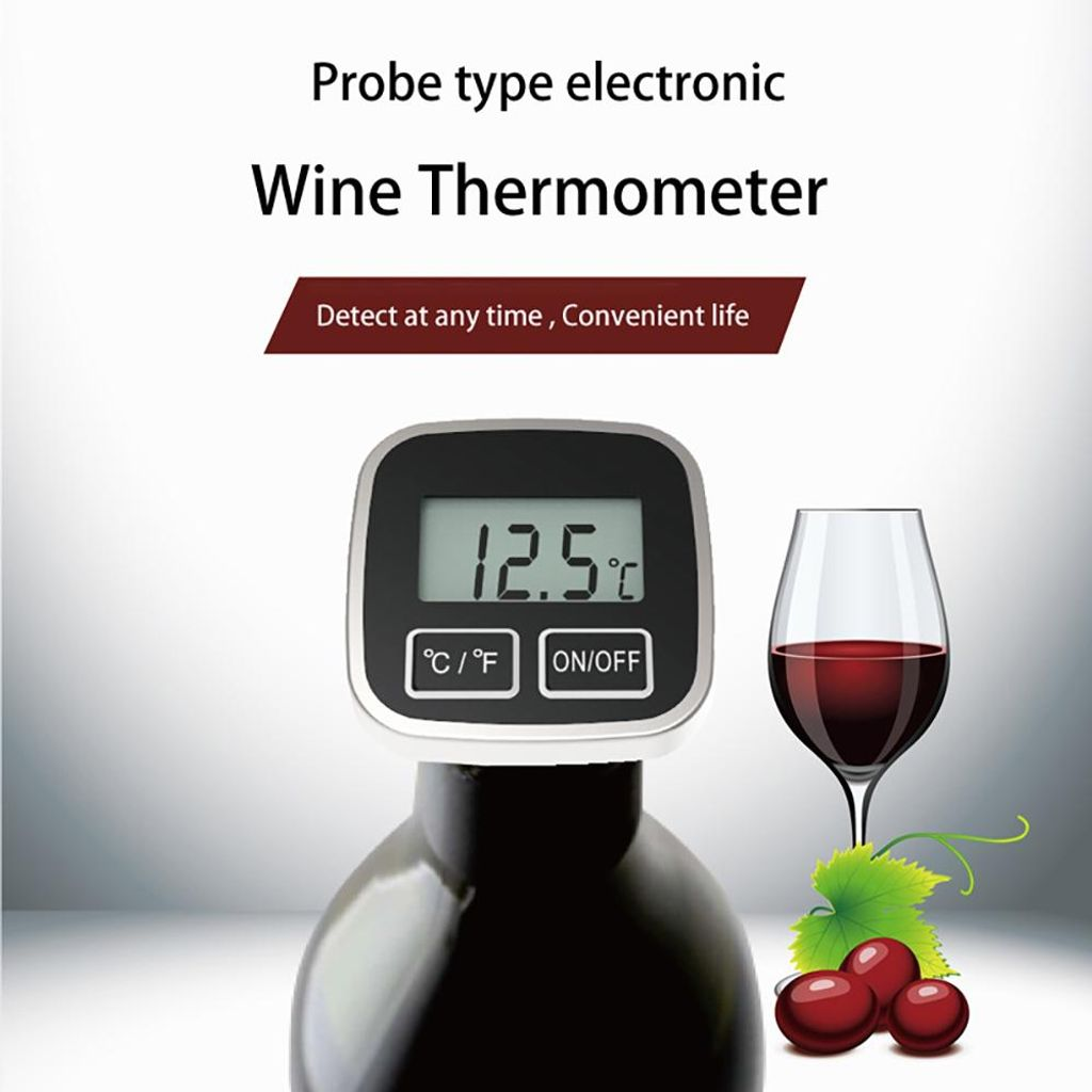 Ein digitaler Weinthermometer auf einer Flasche, daneben ein Weinglas und Trauben.