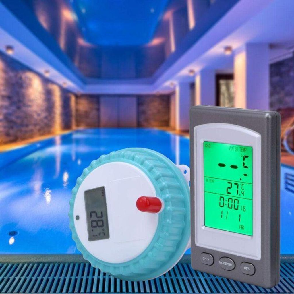 Ein Poolthermometer und ein digitaler Empfänger stehen vor einem Hallenbad.