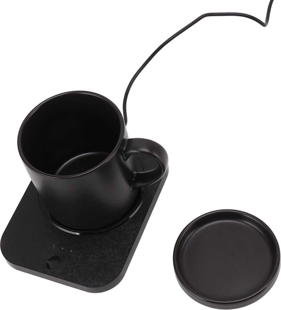 Eine schwarze Tasse ruht auf einer schwarzen Heizuntertasse mit einer separaten schwarzen Untertasse daneben.