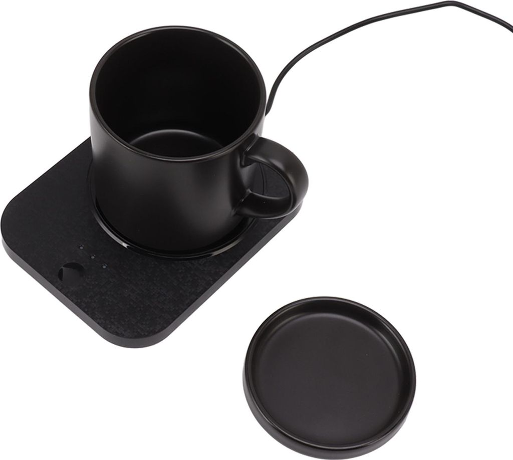 Eine schwarze Tasse ruht auf einer schwarzen Tassenwärmer mit einer schwarzen Untertasse daneben.