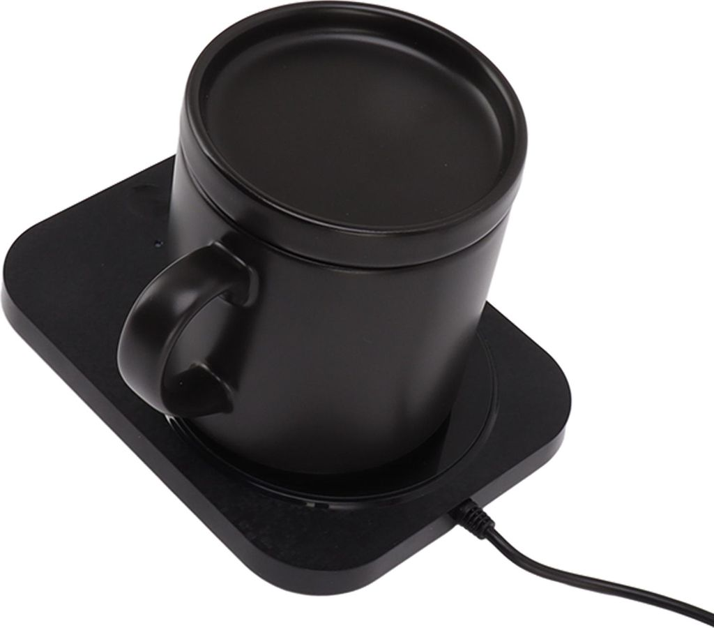 Schwarze Tasse mit Deckel auf einer Heizplatte mit Kabel.