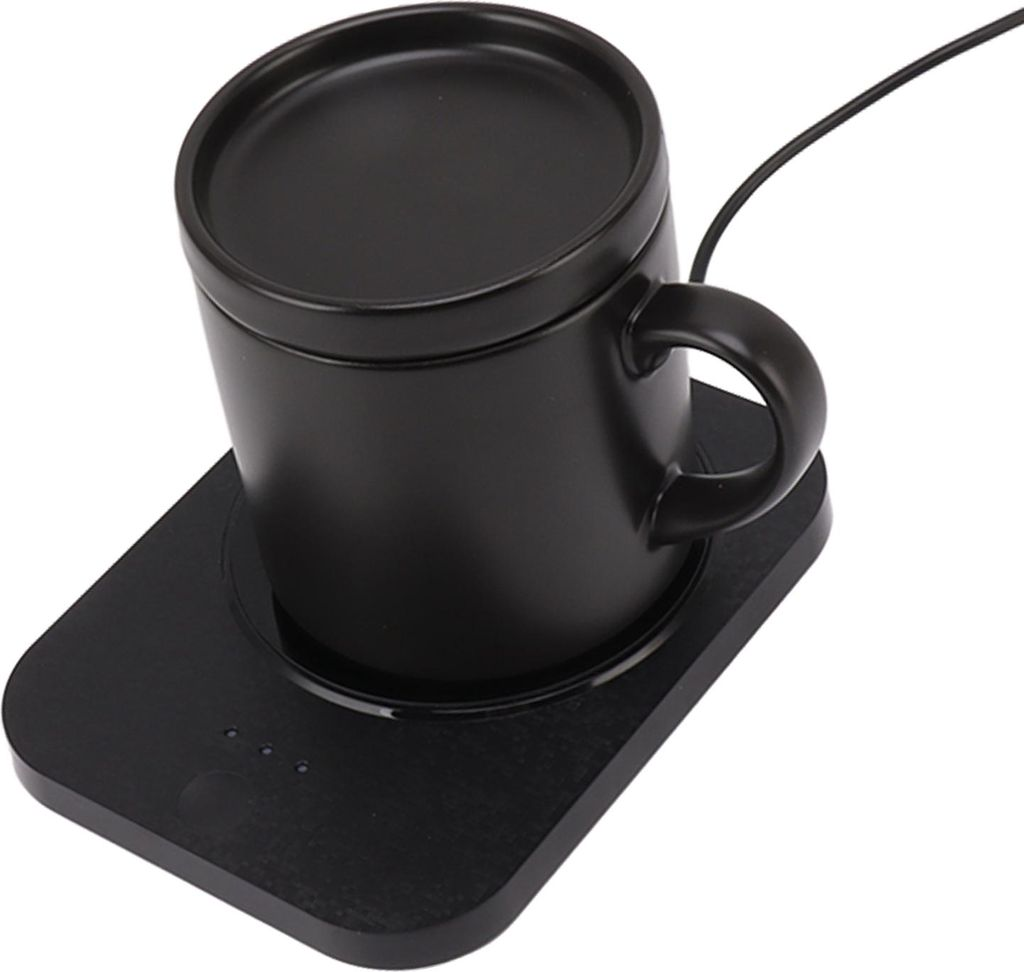 Eine schwarze Tasse mit Deckel steht auf einer schwarzen Heizunterlage mit einem Kabel.