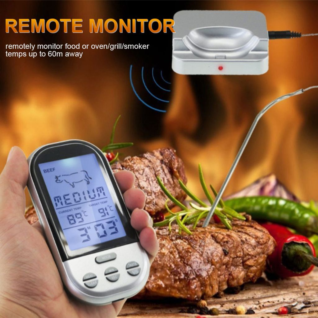 Hand hält digitales Thermometer mit Anzeige für Rindfleisch medium. Fleisch auf Holzbrett.