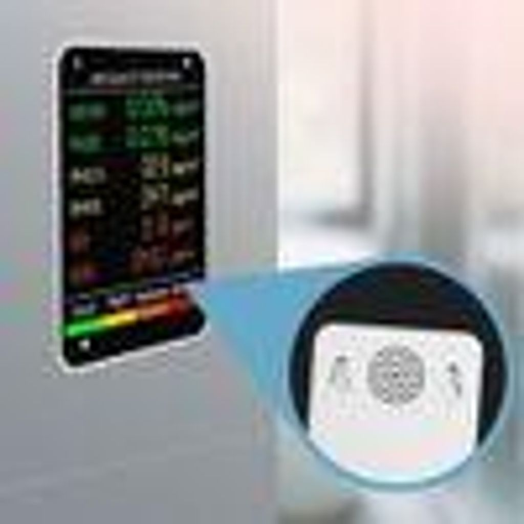 Ein digitales Messgerät zeigt Luftqualitätsdaten an, mit einer Nahaufnahme eines Sensors.