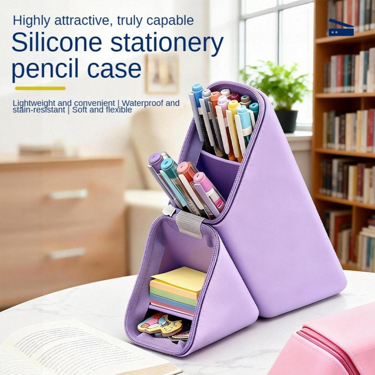 Lila Stiftebox mit vielen Stiften und Haftnotizen. Ein Bücherregal ist im Hintergrund.
