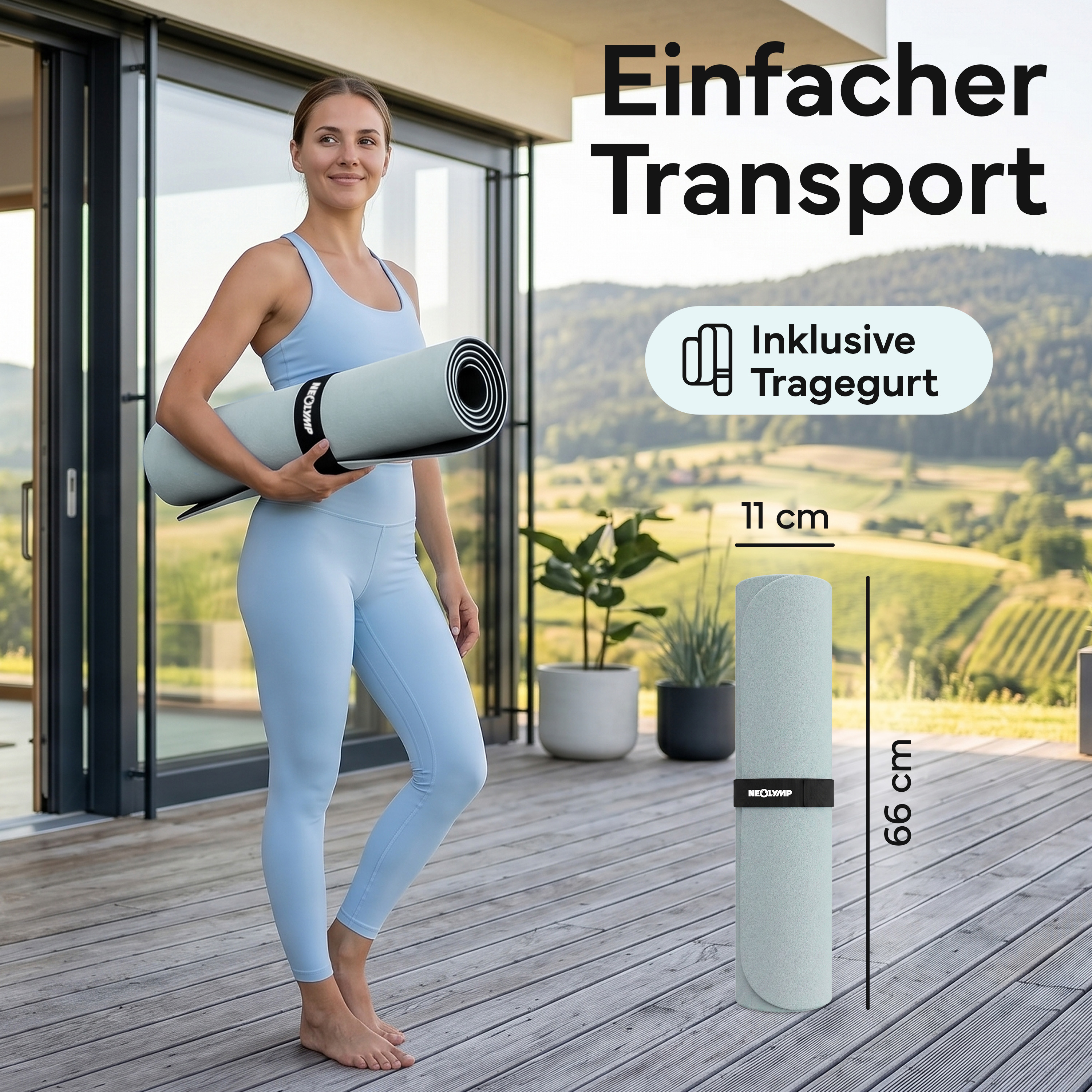 Eine Frau in hellblauer Sportkleidung hält eine hellgrüne Yogamatte auf einer Holzterrasse.